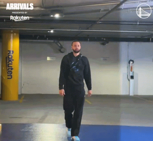 收官战对阵爵士！库里赛前入场再现歪头杀 波杰姆手舞足蹈