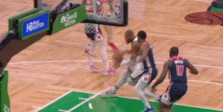 蒂尔曼篮下转身强攻打进并造成犯规后出现伤情被换下