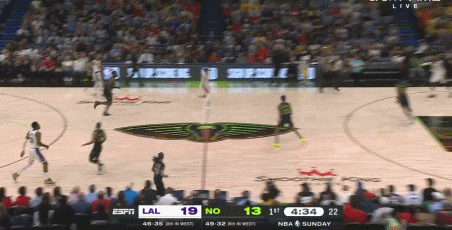 这球没算助攻啊！詹姆斯空中极限拍球给里夫斯 后者上篮得分