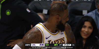 她俩嘀咕啥呢鹈鹕主场前排女球迷在背后偷看詹姆斯