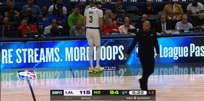 看起来不妙！浓眉表情痛苦走到场边艰难下蹲 返回更衣室接受评估