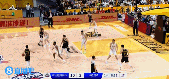 孙铭徽和泰勒纠缠在一块&双方被吹技犯规 山西替补席也领到技犯