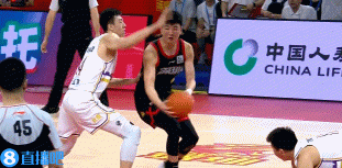 胳膊疼痛带伤打！沈梓捷内线强攻被陈国豪犯规 随后两罚不中