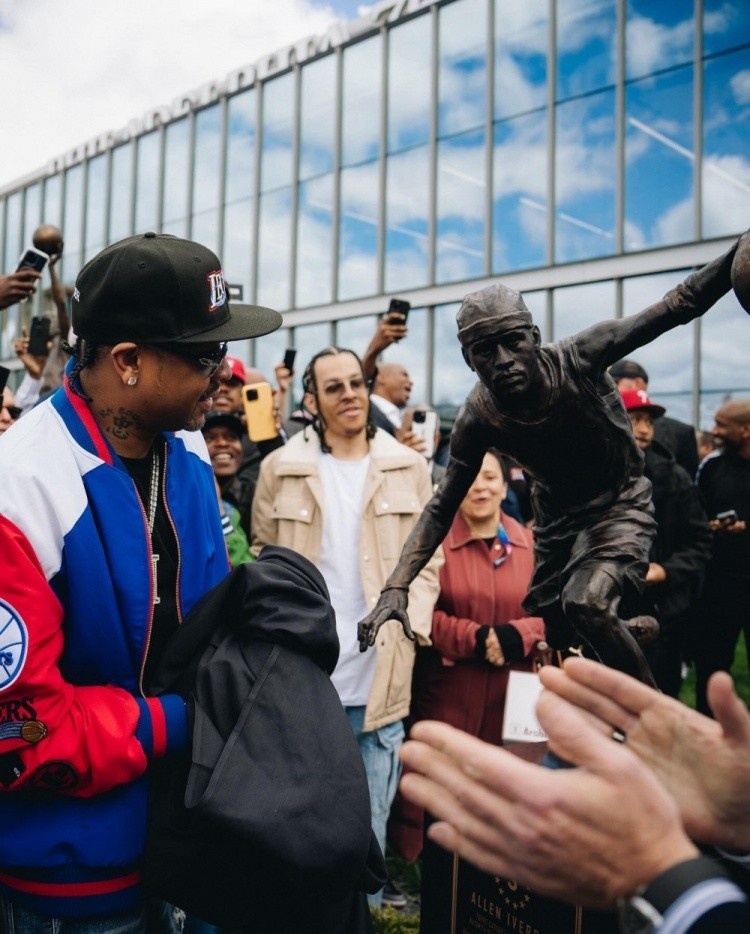 追梦：看AI雕像尺寸我很失望 他需要一个真人大小尺寸的雕像！