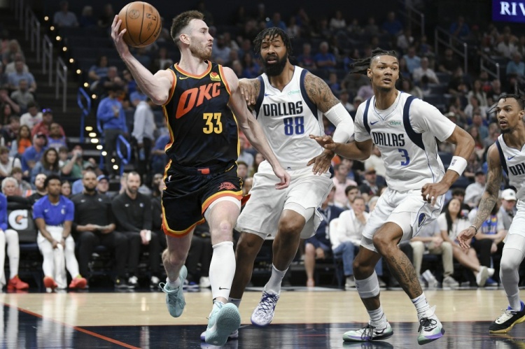 美职篮季后赛巡礼：独行侠双星闪耀