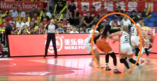 琼斯手部打到李梦后者痛苦倒地 裁判回看后没有补吹犯规