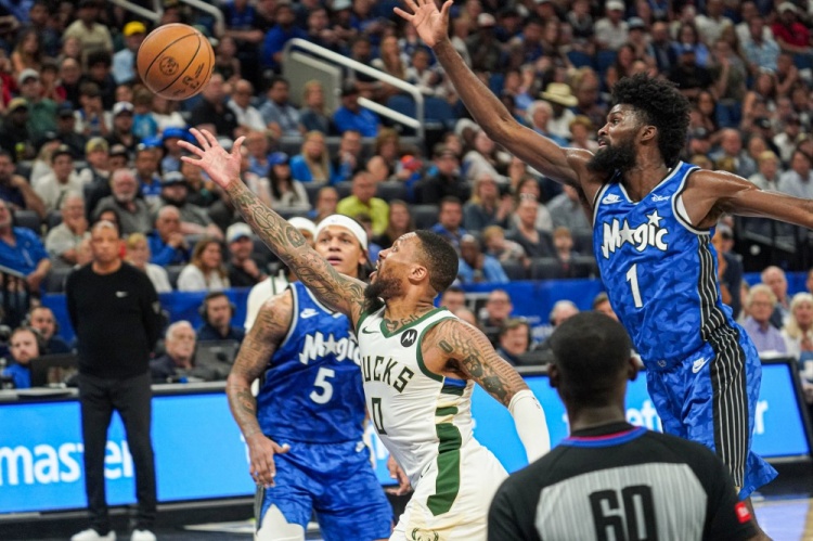 美职篮季后赛巡礼：雄鹿状态未达预期