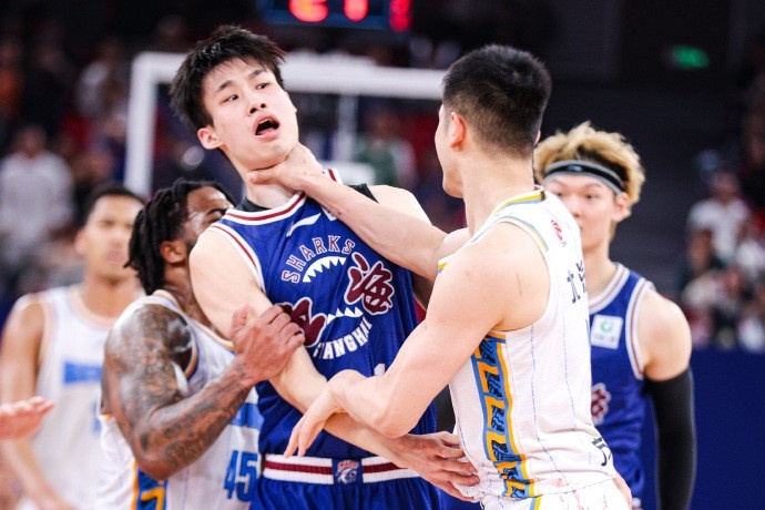 上海北京大冲突！薛思佳晒戴昊被方硕掐脖子的瞬间