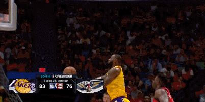 这表情几个意思詹姆斯对着场边观众卖萌歪头杀