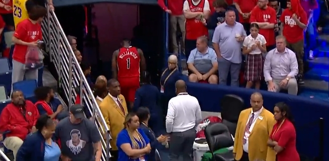 啥情况！锡安40分之后回更衣室了 离场前怒砸毛巾