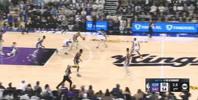 我超！国王半场4人包夹库里 库里闪转腾挪半场三分磕筐而出！