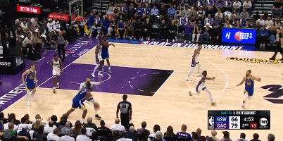 穆迪命中空位三分！8中0的克莱在场下攥紧双拳庆祝