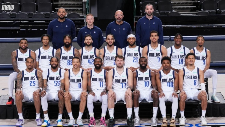 季后赛蓄势待发！独行侠官方晒本赛季全家福 东契奇&欧文C位