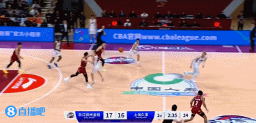 这还怎么打？王哲林首节就领到第三次犯规 暴怒不满判罚下场