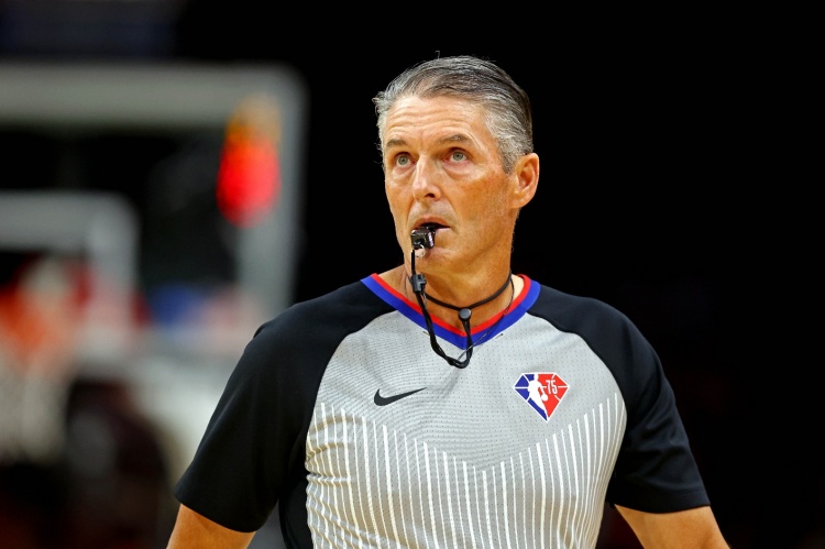 阿里纳斯调侃：湖人庆功宴 裁判福斯特不去没人敢动筷