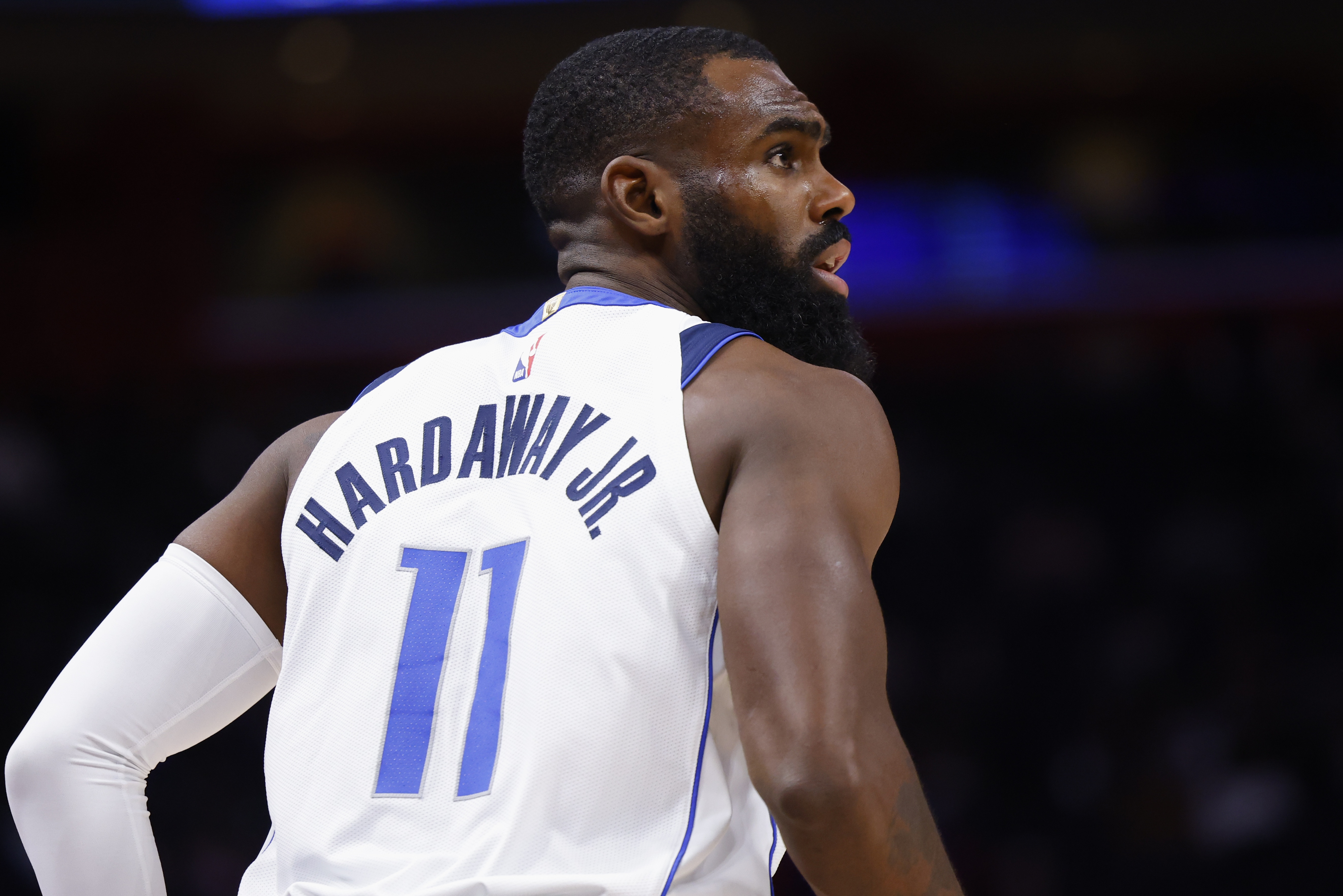 手感冰凉！小哈达威半场9中1拿到三分 正负值-32最低