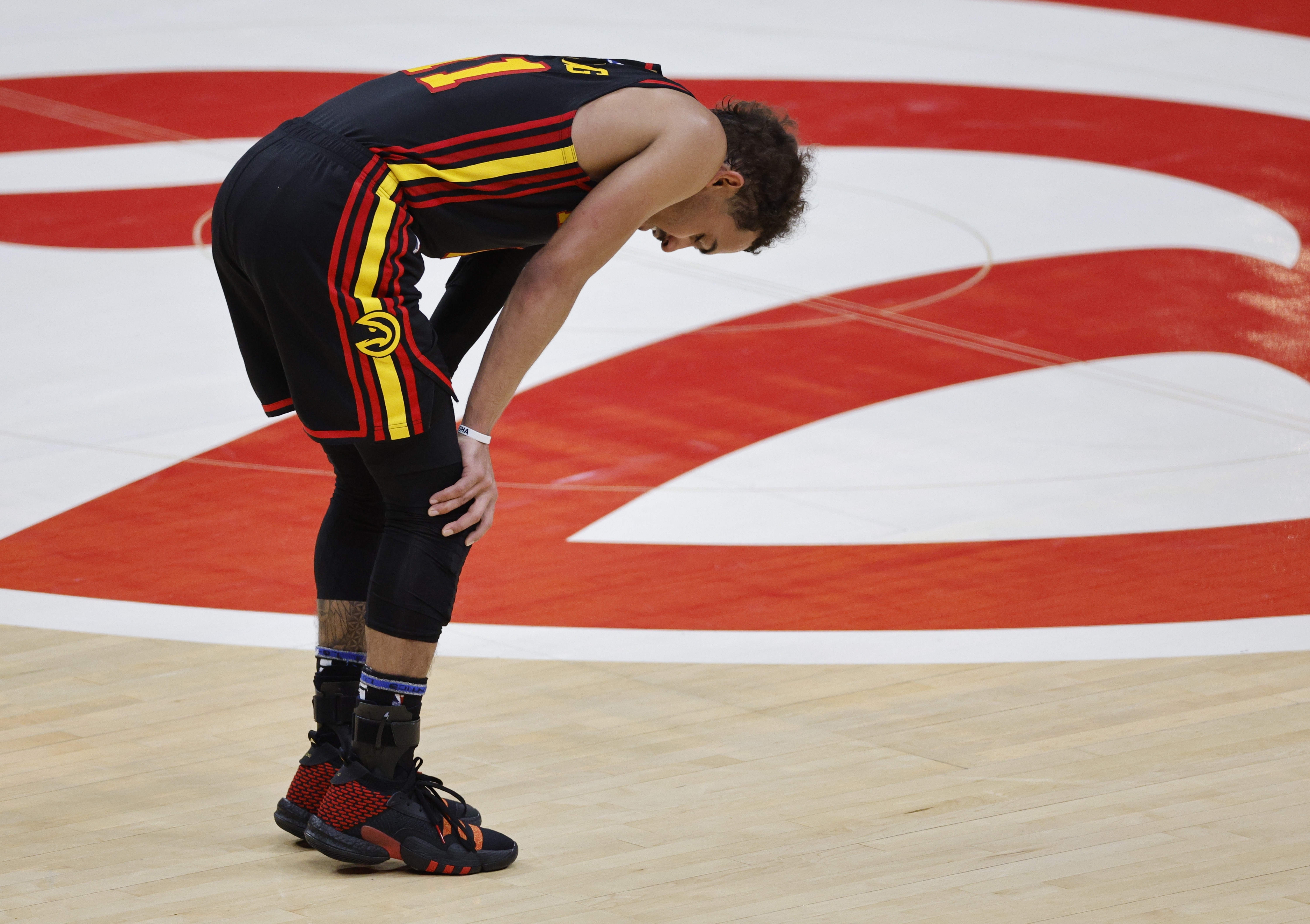 失误太多！特雷-杨9中4拿到12分12助出现8失误 正负值-35最低