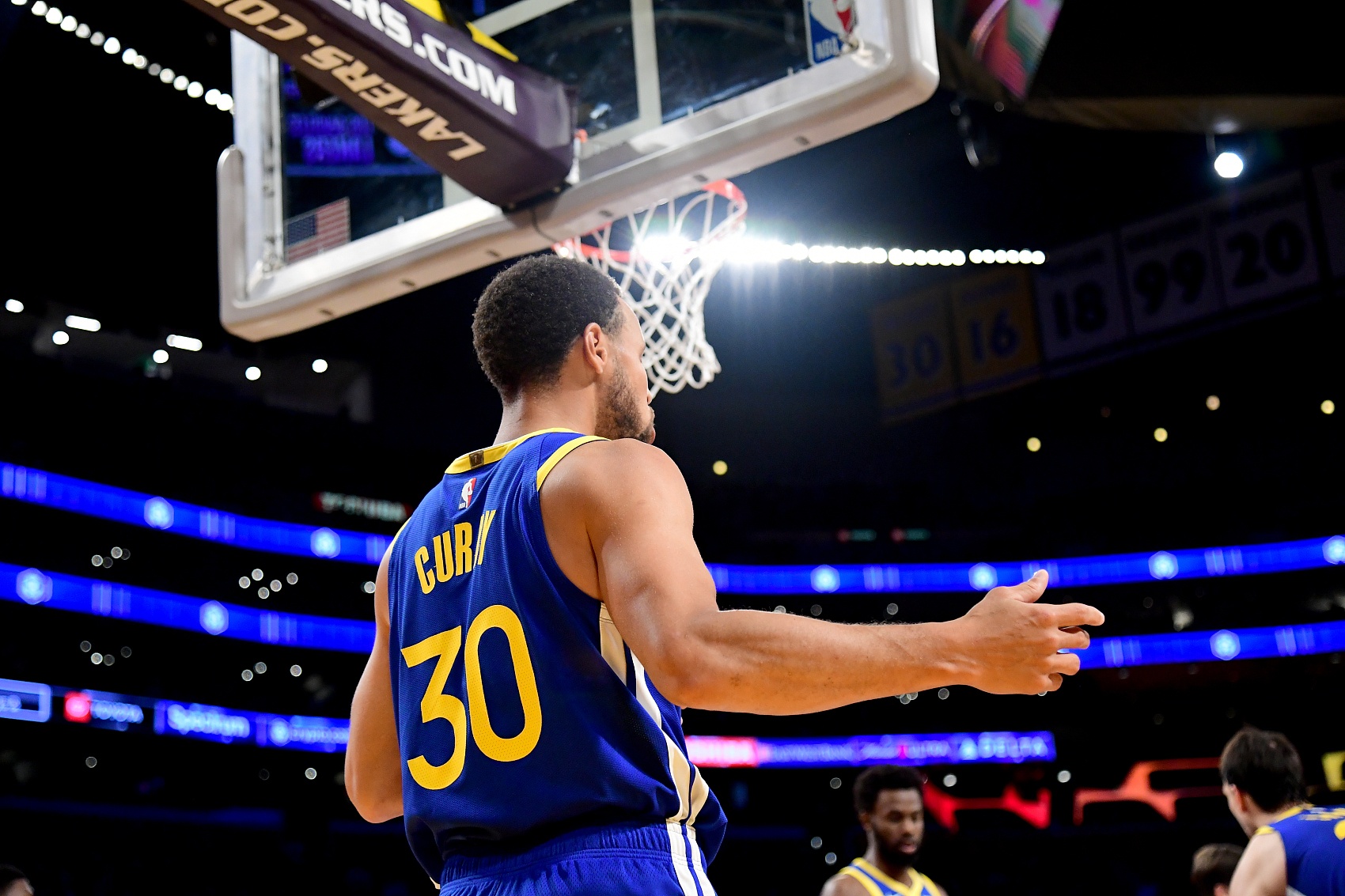 库里：球队的年轻人带来了很多帮助 他们知道自己能做什么