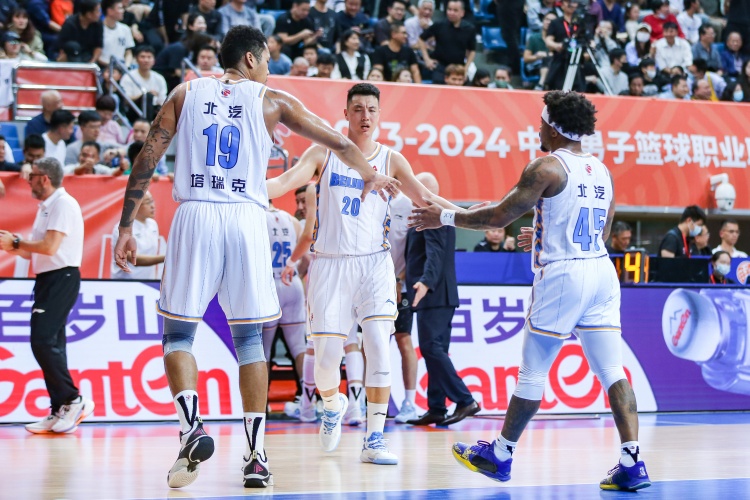 媒体人：在上海活力满满面前首钢老迈至极 投不进球经验毫无意义