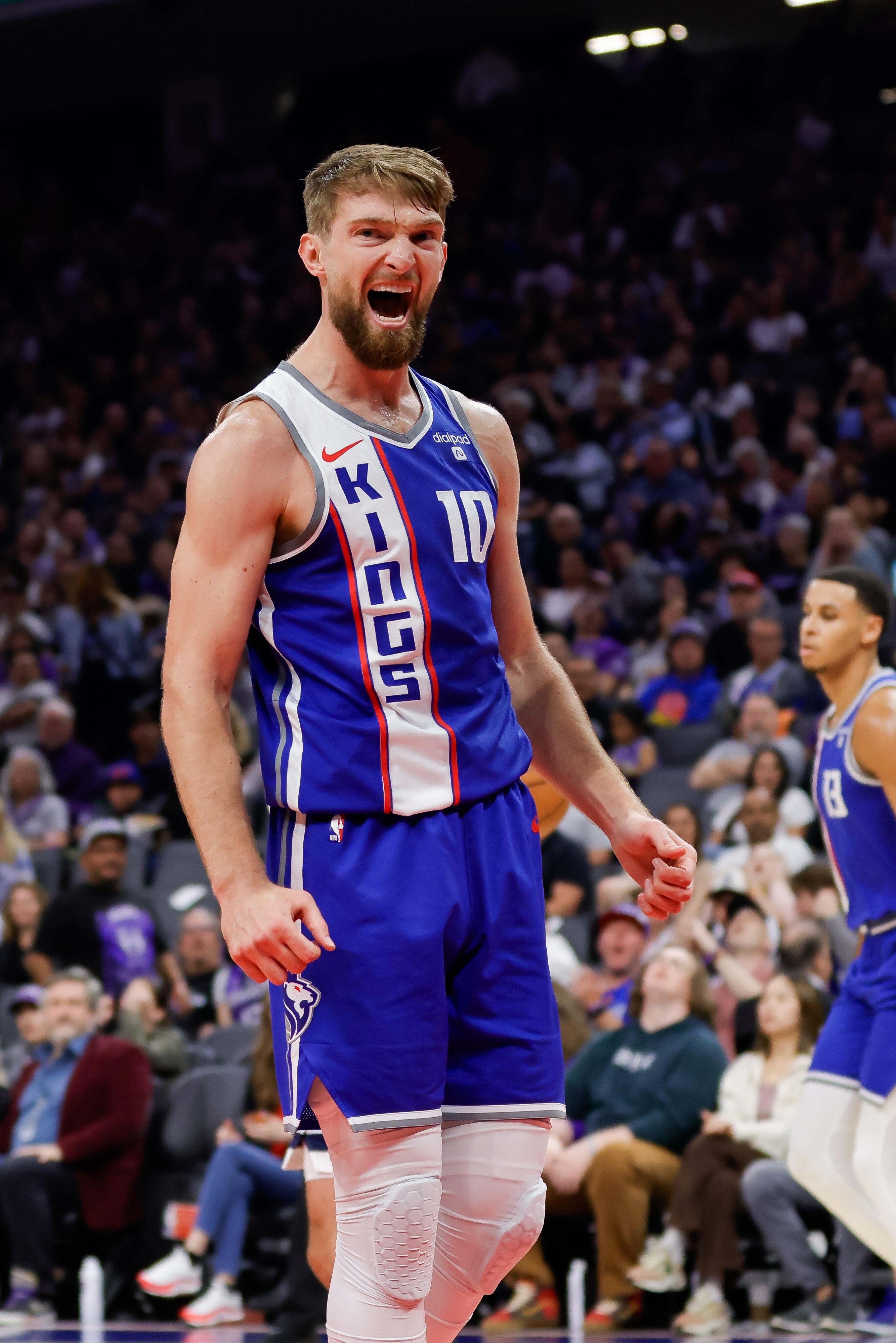 一柱擎天！小萨14中7得16分12板7助2断1帽 正负值+25