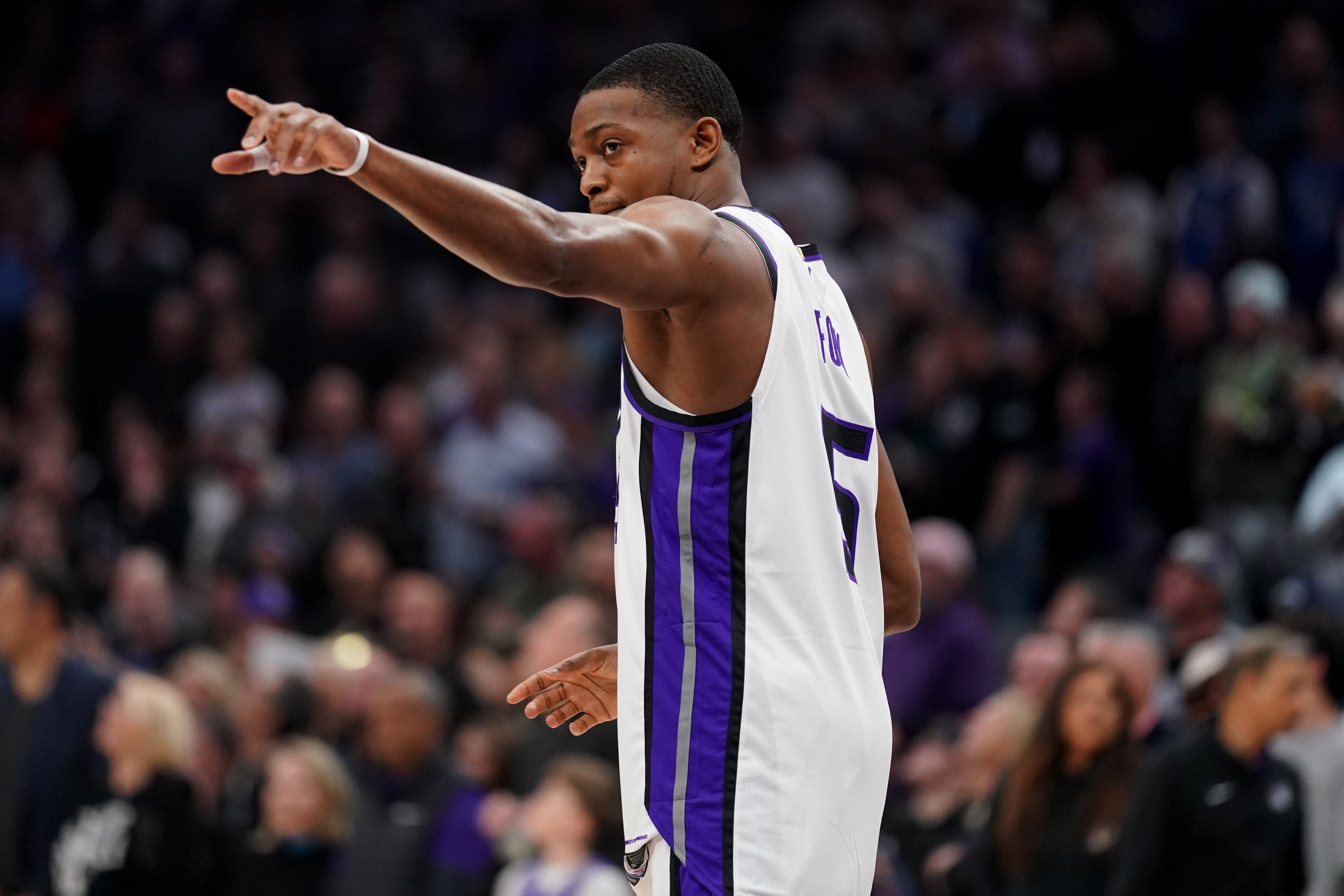 福克斯：还需一场胜利才能打进季后赛 战胜勇士的感觉非常棒