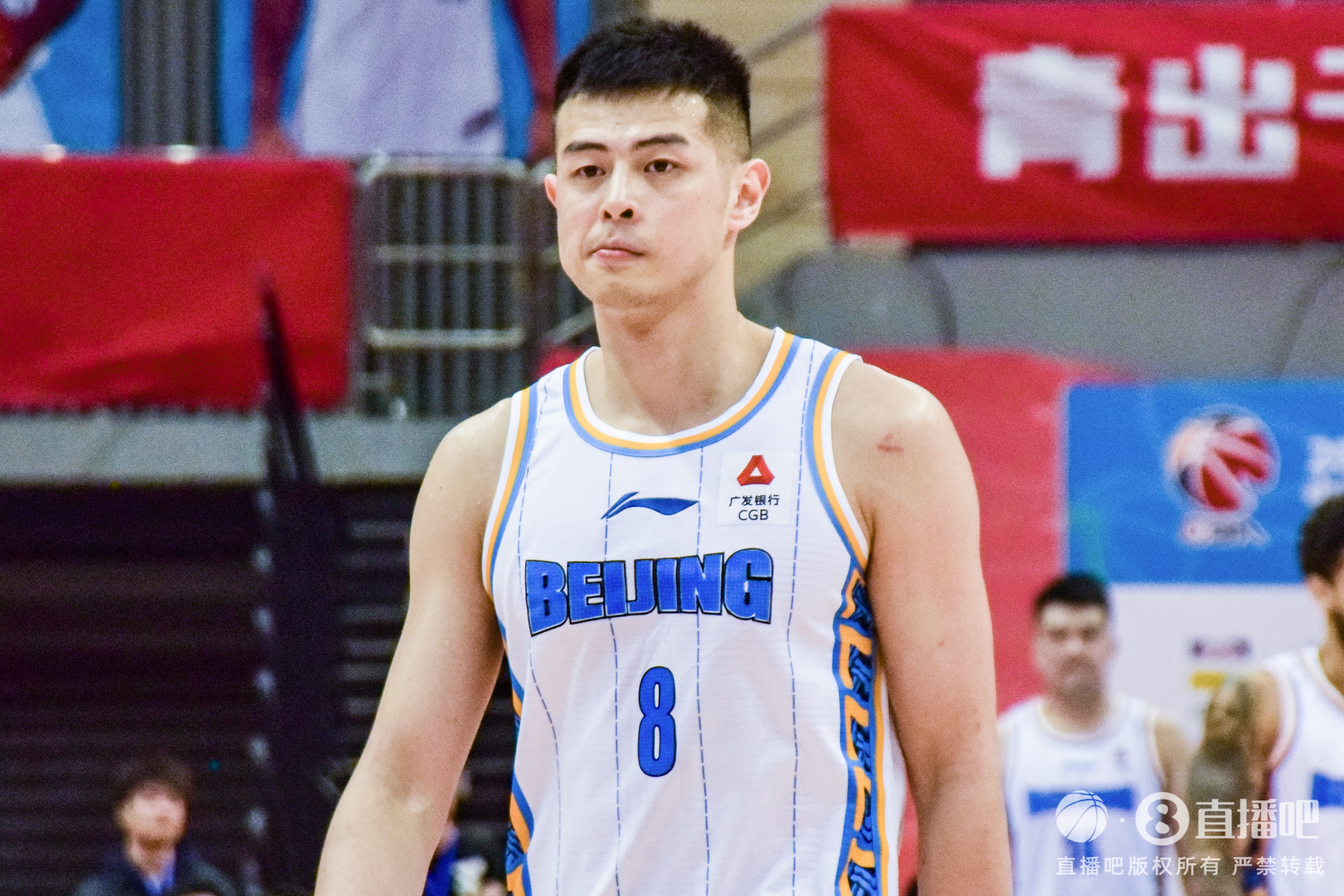 被夺权！方硕被犯规怒喷对手引发冲突 全场12中4拿到10分7助