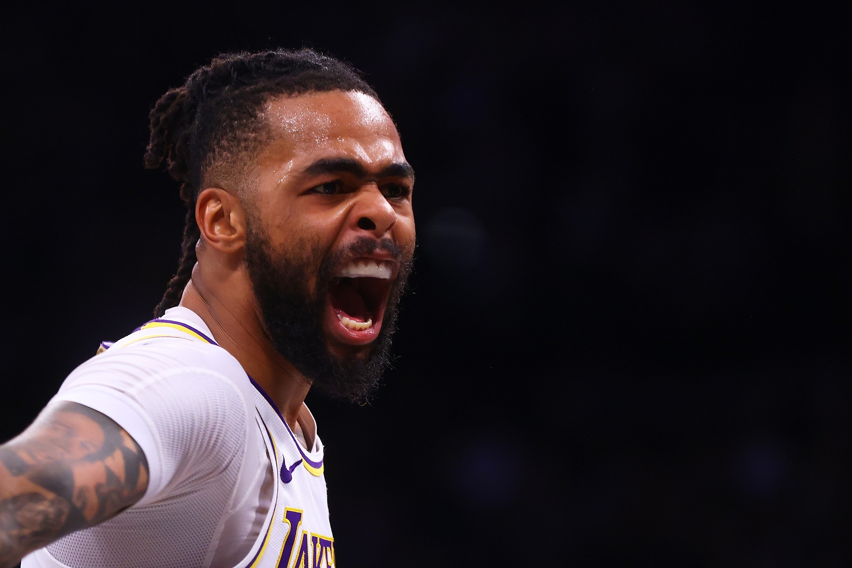 关键抢断+三分！拉塞尔14中7得到21分6助攻1断1帽