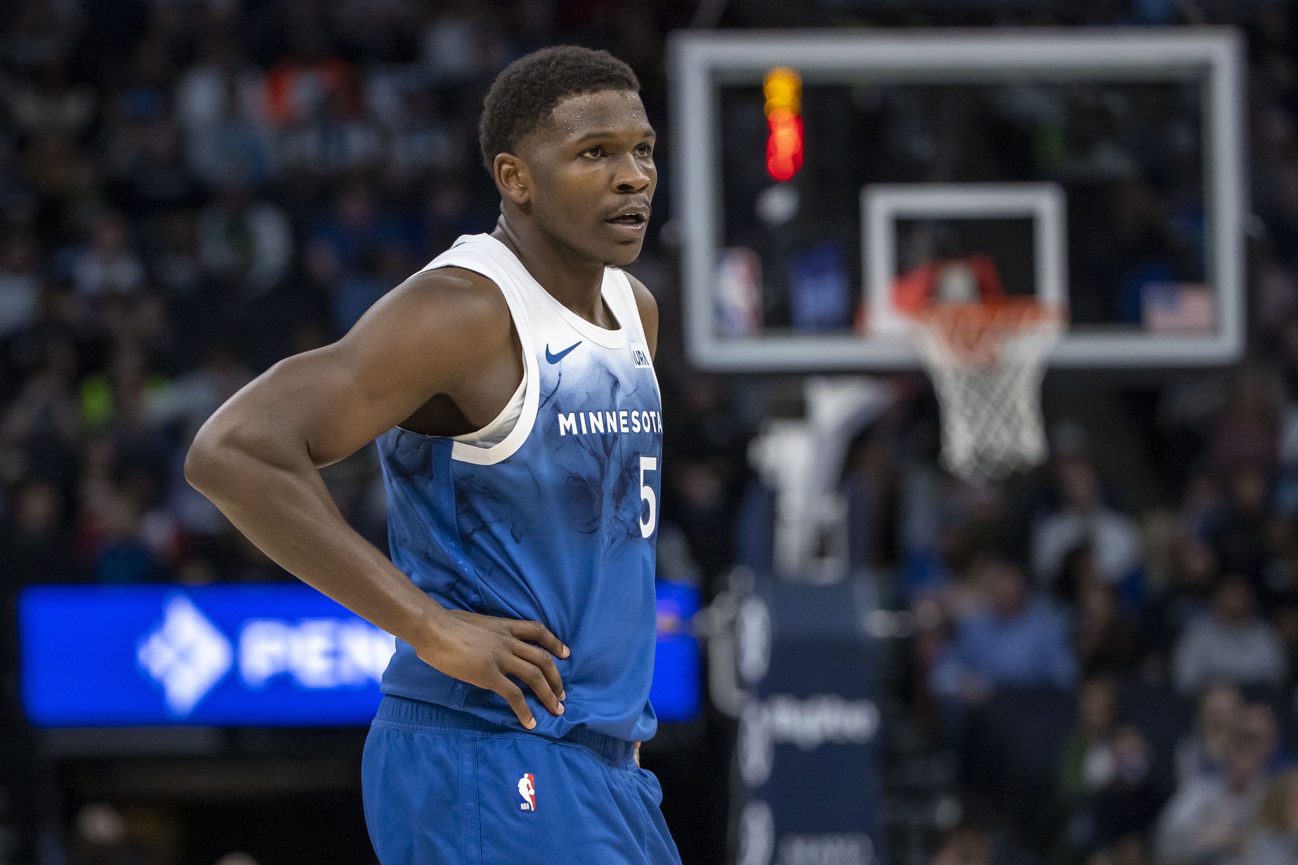 爱德华兹赛季场均25.9分5.4板5.1助1.3断 得分助攻创生涯新高